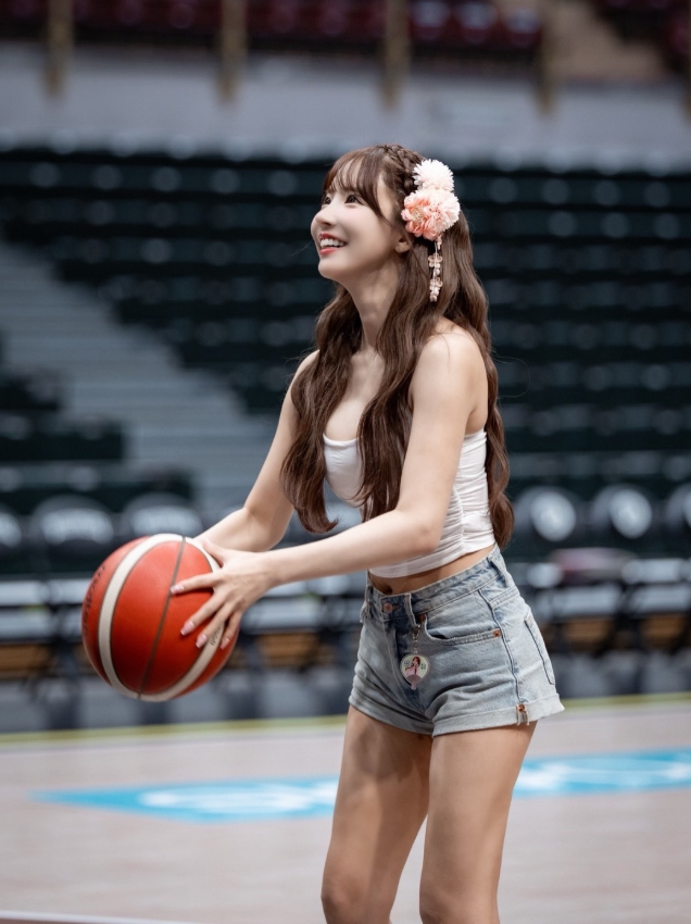 Yua Mikami khoe ảnh chơi bóng rổ, hút gần 20.000 like, fan khen làm gì cũng gợi cảm- Ảnh 3. Yua Mikami khoe ảnh chơi bóng rổ, hút gần 20.000 like, fan khen làm gì cũng gợi cảm- Ảnh 3.