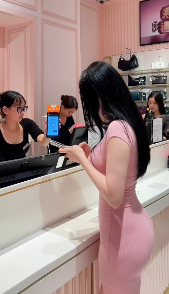 Khẳng định "shopping không cần nhìn giá", hot girl khiến CĐM dấy lên ý kiến trái chiều- Ảnh 1.