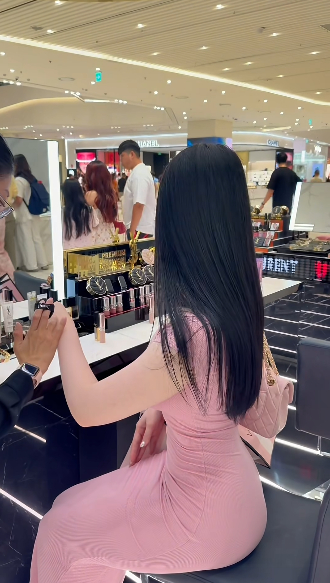 Khẳng định "shopping không cần nhìn giá", hot girl khiến CĐM dấy lên ý kiến trái chiều- Ảnh 6.