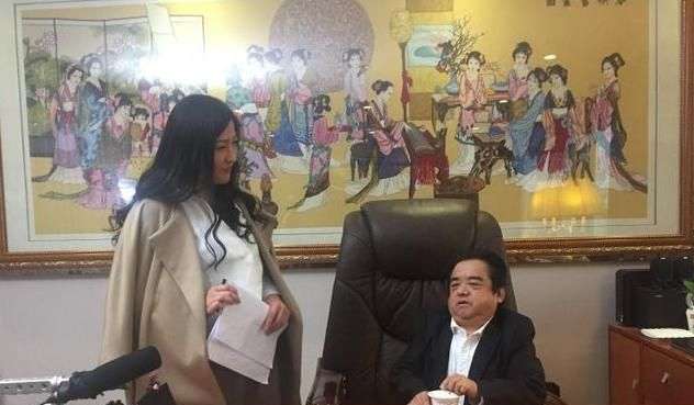 Nam diễn viên lùn nhất showbiz: Chỉ cao 1,28m, ngủ bụi ngoài công viên - gầm cầu vẫn cưới được 4 cô vợ trẻ đẹp- Ảnh 8.