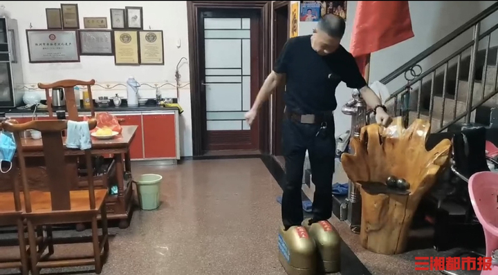 Học phim kiếm hiệp, lão nông Trung Quốc đi giày sắt 300kg tập khinh công- Ảnh 6.