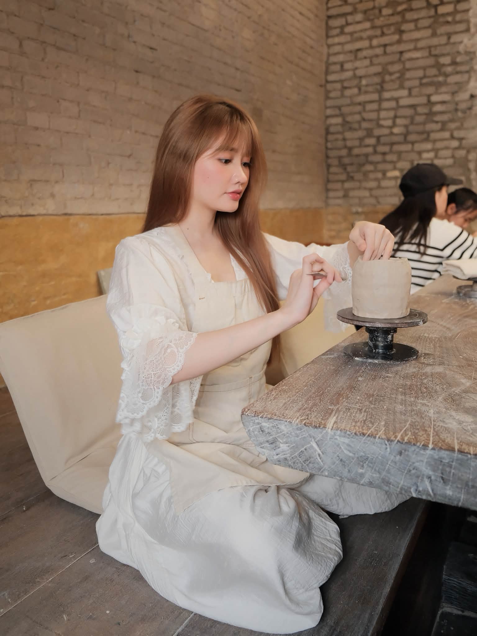 Đi làm gốm nhưng đẹp như thiên thần, cô nàng hot girl bỗng viral đầy bất ngờ- Ảnh 3.
