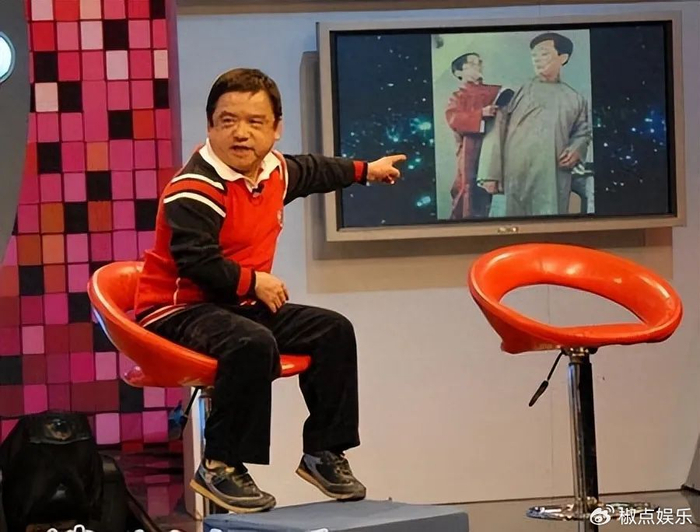 Nam diễn viên lùn nhất showbiz: Chỉ cao 1,28m, ngủ bụi ngoài công viên - gầm cầu vẫn cưới được 4 cô vợ trẻ đẹp- Ảnh 2.