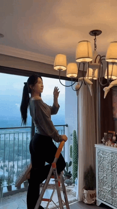 Lê Bống: 1 mình sống 10 cuộc đời- Ảnh 10.
