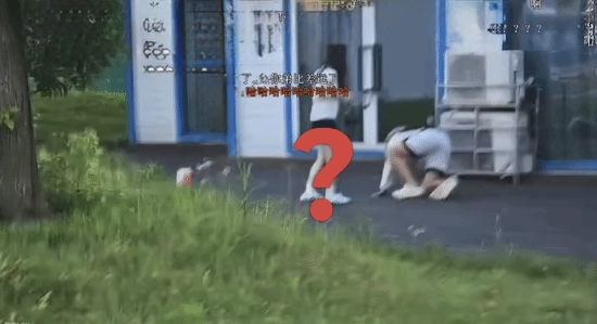 Cựu tuyển thủ nổi tiếng giả vờ ngã để nhìn trộm váy cô gái lạ, dư luận bùng nổ bức xúc- Ảnh 1.