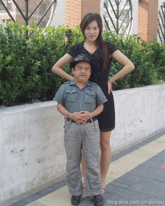 Nam diễn viên lùn nhất showbiz: Chỉ cao 1,28m, ngủ bụi ngoài công viên - gầm cầu vẫn cưới được 4 cô vợ trẻ đẹp- Ảnh 7.