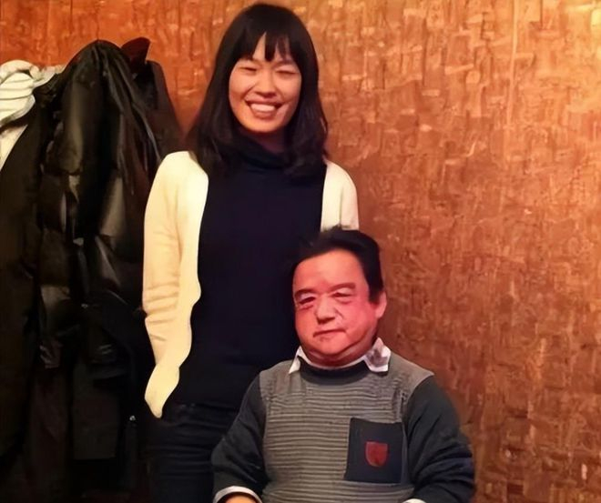 Nam diễn viên lùn nhất showbiz: Chỉ cao 1,28m, ngủ bụi ngoài công viên - gầm cầu vẫn cưới được 4 cô vợ trẻ đẹp- Ảnh 4.