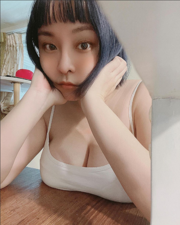 Nữ streamer gợi cảm gây tranh cãi vì rao bán giày cũ với giá trên trời, chỉ trích ngược cộng đồng mạng- Ảnh 1.
