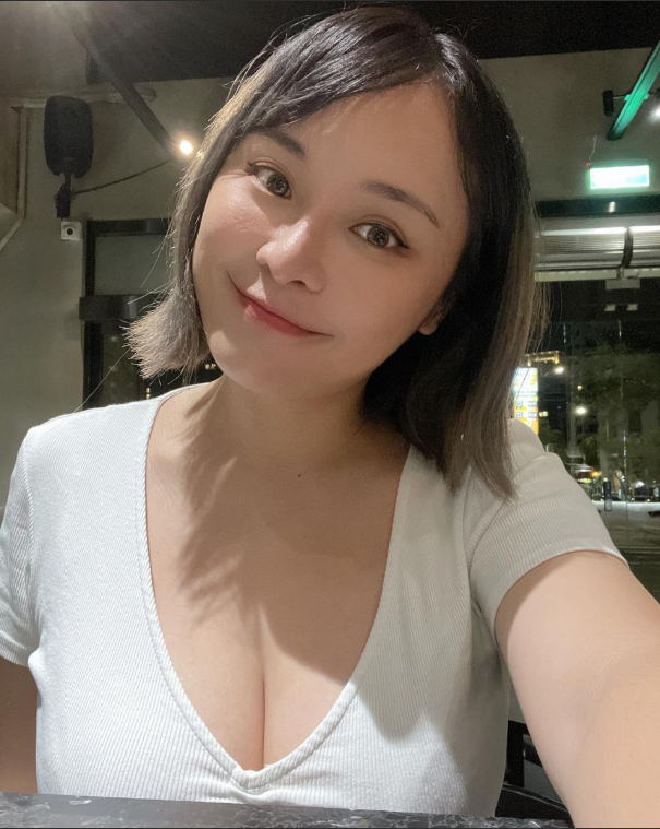 Nữ streamer gợi cảm gây tranh cãi vì rao bán giày cũ với giá trên trời, chỉ trích ngược cộng đồng mạng- Ảnh 2.
