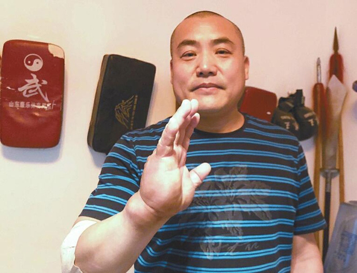 Võ sư Trung Quốc luyện thần công Kim Dung suốt 20 năm, bàn tay dày 8cm- Ảnh 1. Võ sư Trung Quốc luyện thần công Kim Dung suốt 20 năm, bàn tay dày 8cm- Ảnh 1.