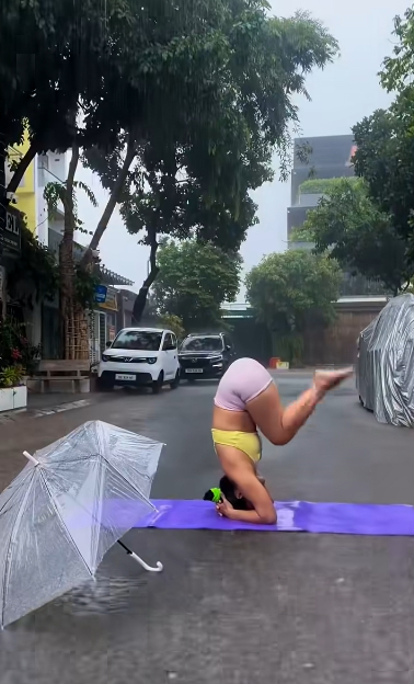 Tập Yoga dưới mưa, đoạn video ngắn của hot girl bất ngờ lan truyền gây tranh cãi- Ảnh 2.
