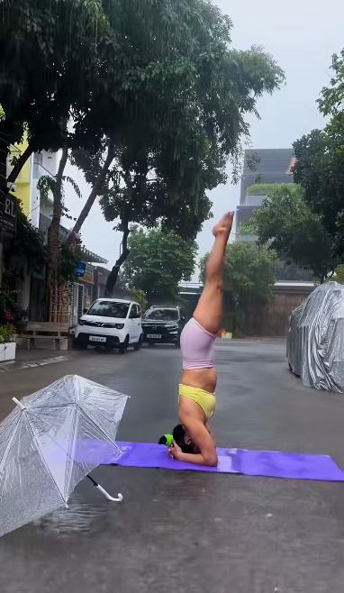 Tập Yoga dưới mưa, đoạn video ngắn của hot girl bất ngờ lan truyền gây tranh cãi- Ảnh 1.