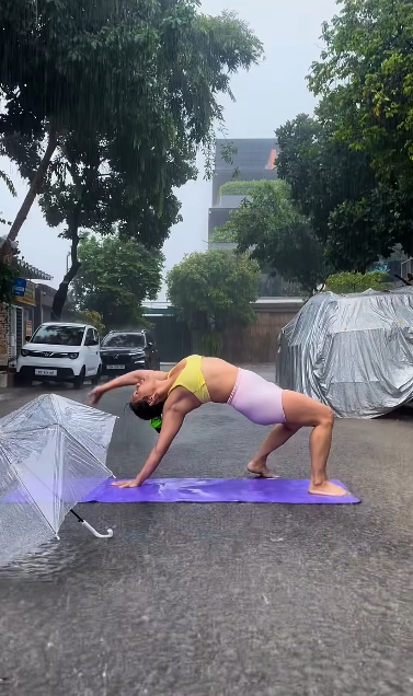 Tập Yoga dưới mưa, đoạn video ngắn của hot girl bất ngờ lan truyền gây tranh cãi- Ảnh 6.