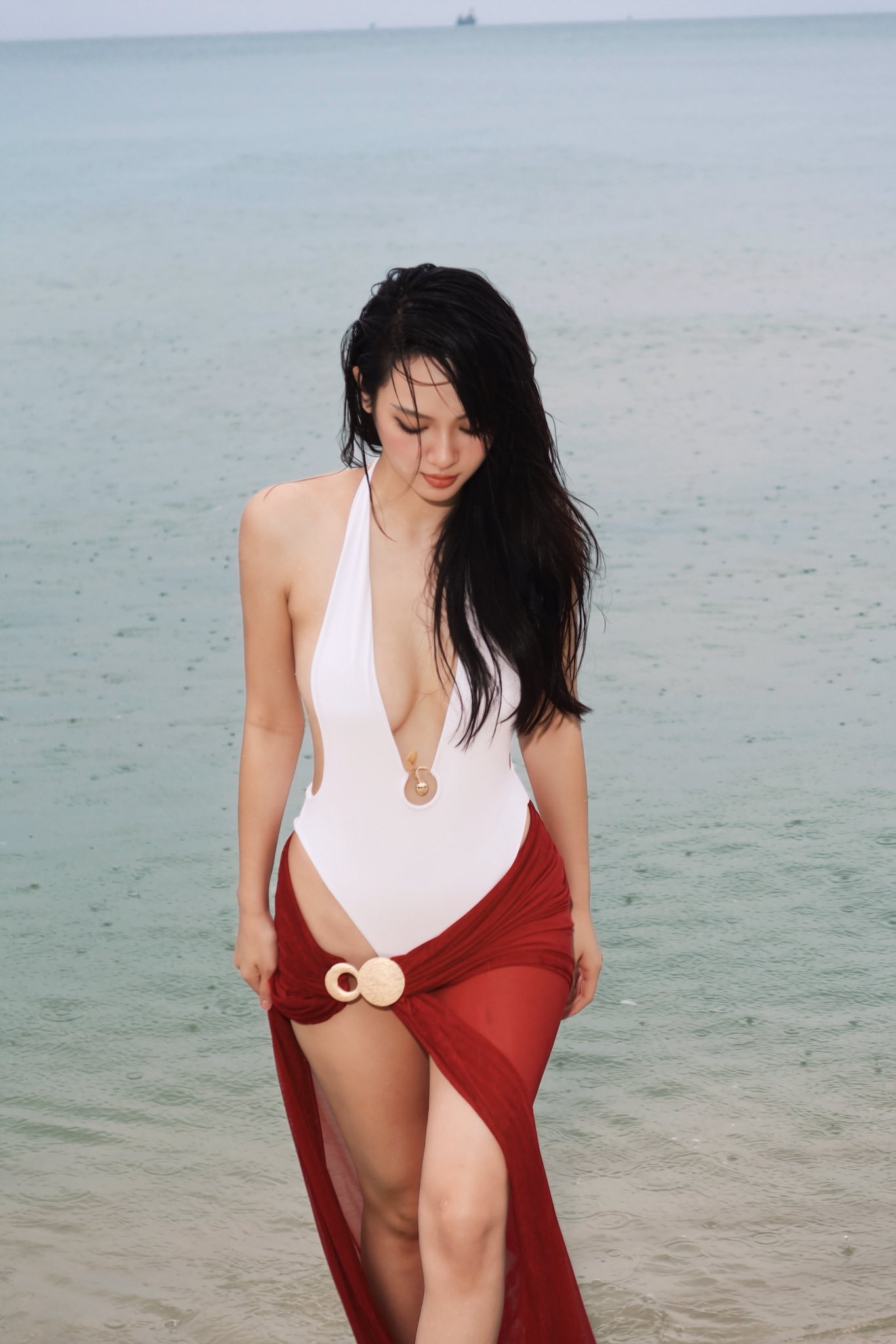 Vũ Thúy Quỳnh thả dáng quyến rũ với bikini cut-out trong chuyến nghỉ dưỡng- Ảnh 1.