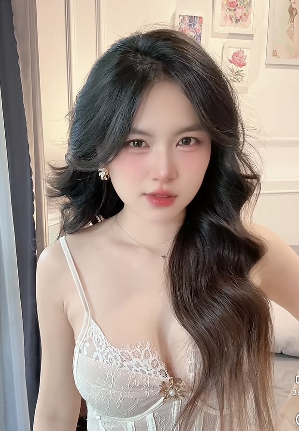 "Mất tập trung" trước biểu cảm nũng nịu hút hồn của cô giáo hotgirl xinh đẹp- Ảnh 7.