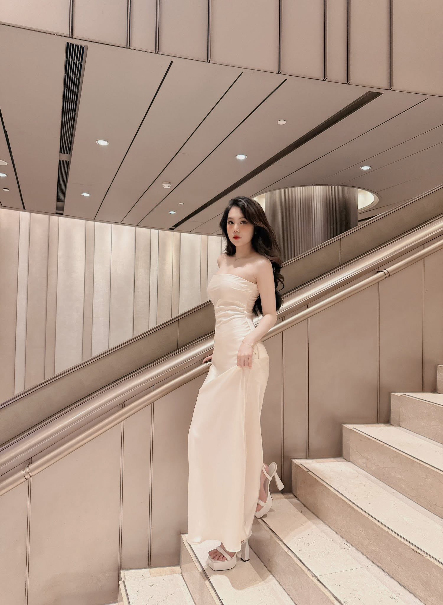 "Mất tập trung" trước biểu cảm nũng nịu hút hồn của cô giáo hotgirl xinh đẹp- Ảnh 2.