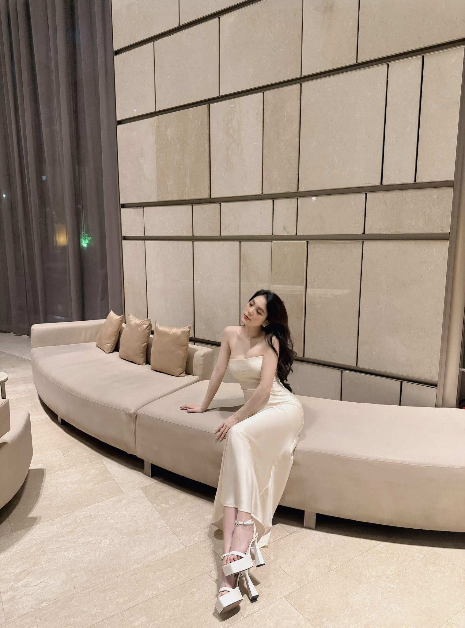 "Mất tập trung" trước biểu cảm nũng nịu hút hồn của cô giáo hotgirl xinh đẹp- Ảnh 3.