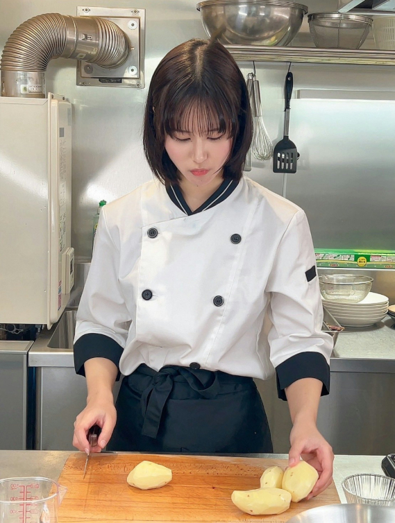 Đang là đầu bếp tại nhà hàng Michelin 3 sao, cô gái xinh đẹp bất ngờ chuyển hướng thành hot girl gợi cảm, gây sốc CĐM- Ảnh 2.