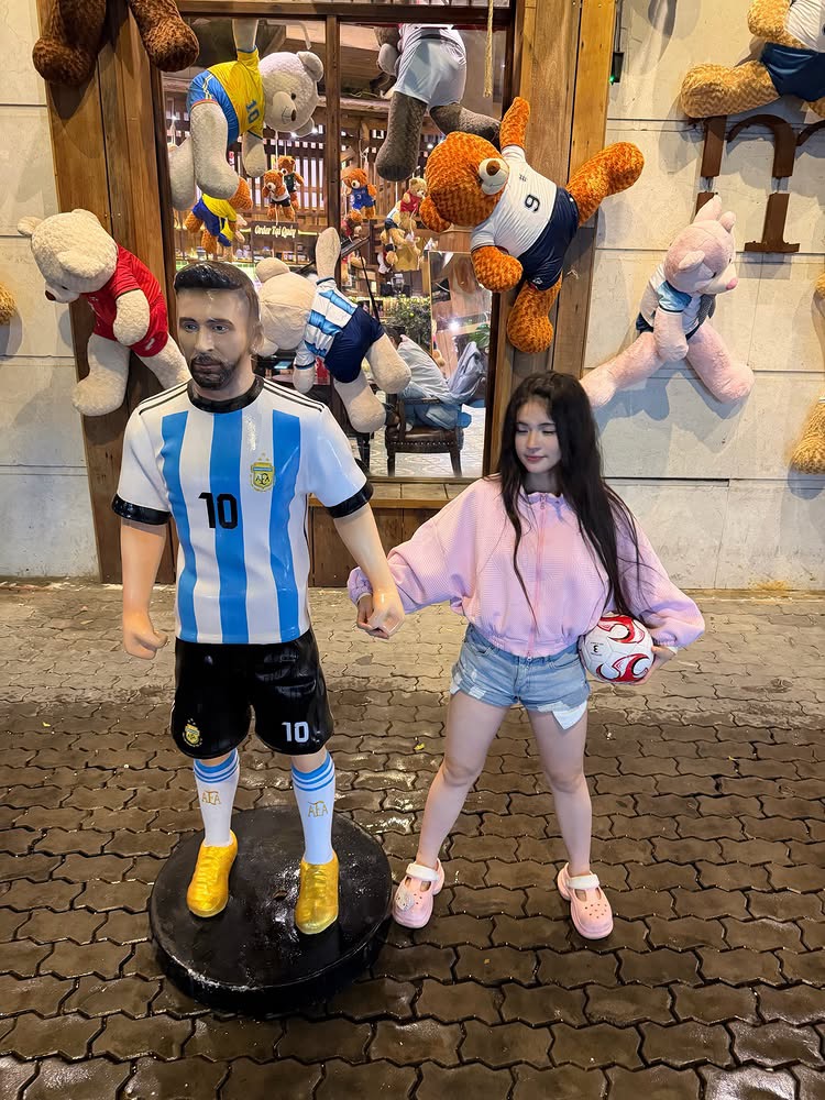 Check-in nắm tay "Messi", fan nữ nóng bỏng gây bão mạng- Ảnh 1.