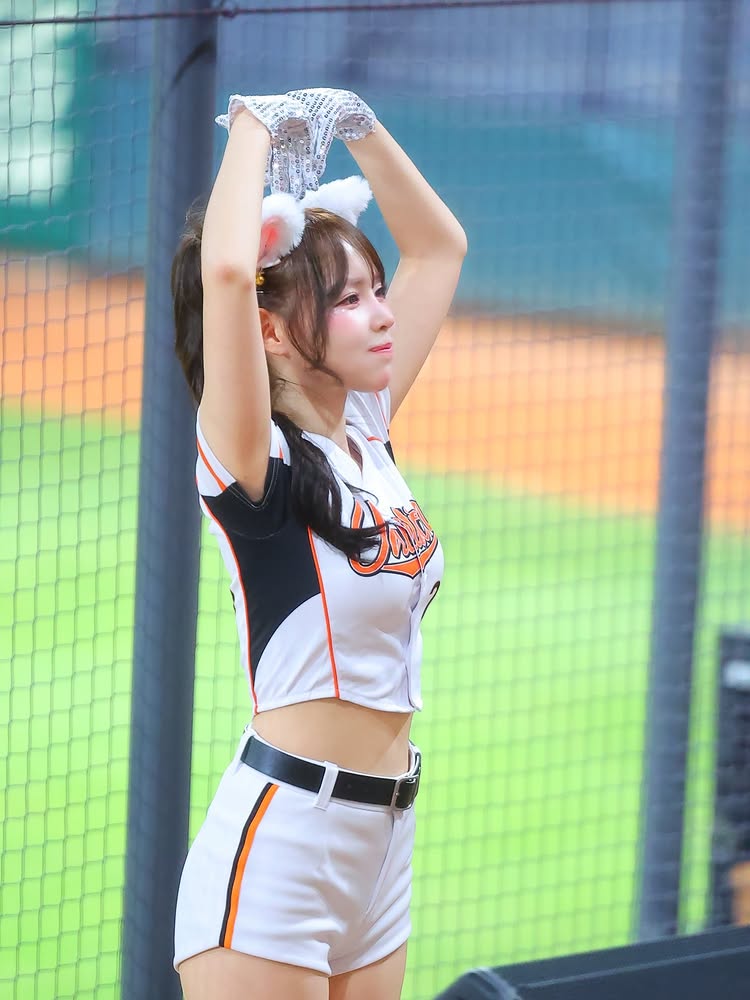 Chị gái Oner bất ngờ cosplay Ahri K/DA đầy quyến rũ- Ảnh 7.