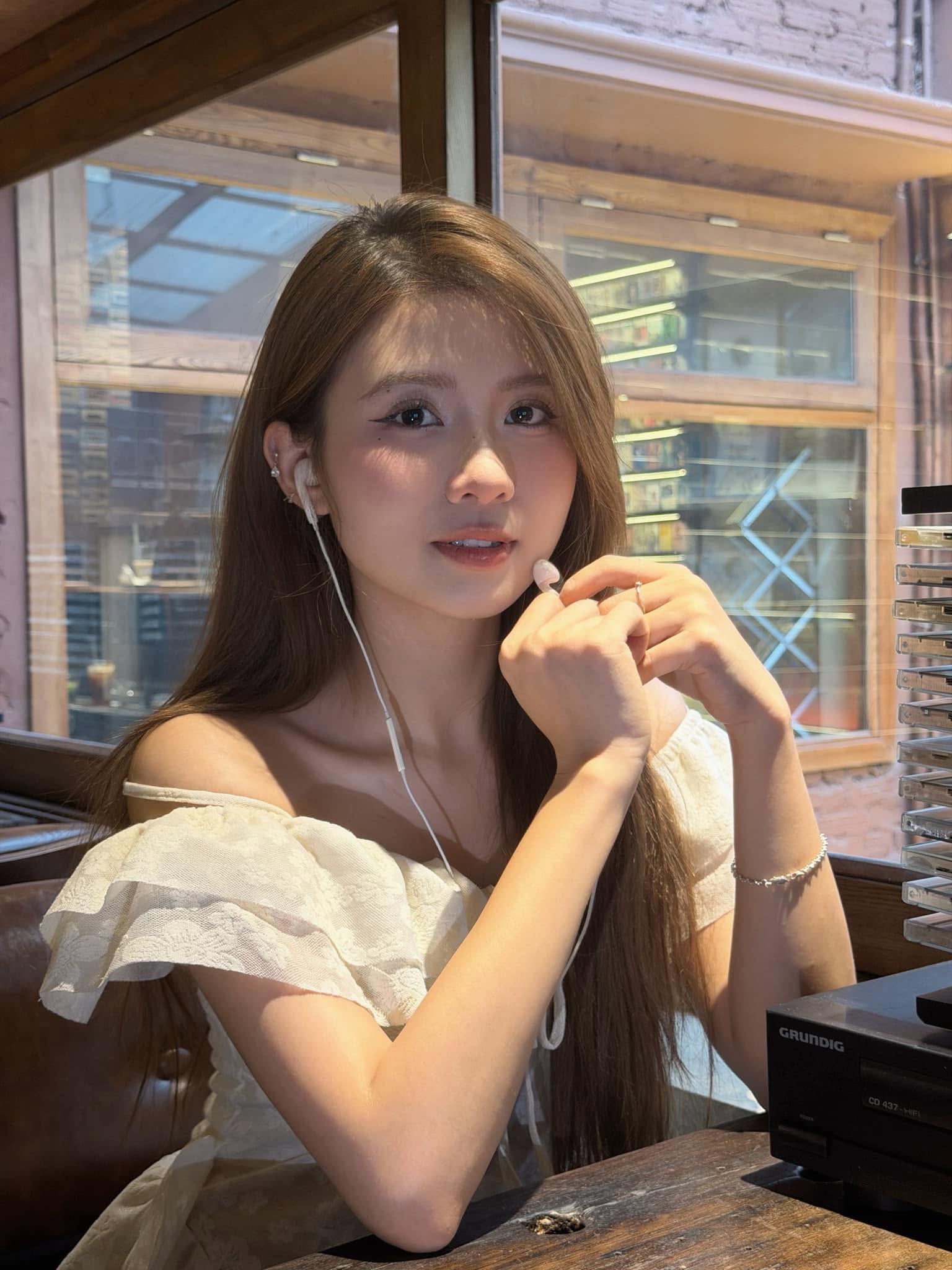 Hóa ngay "nàng thơ" với phụ kiện không thể thiếu khi chụp ảnh trong mùa hè này, CĐM đã biết bí kíp chưa?- Ảnh 1.