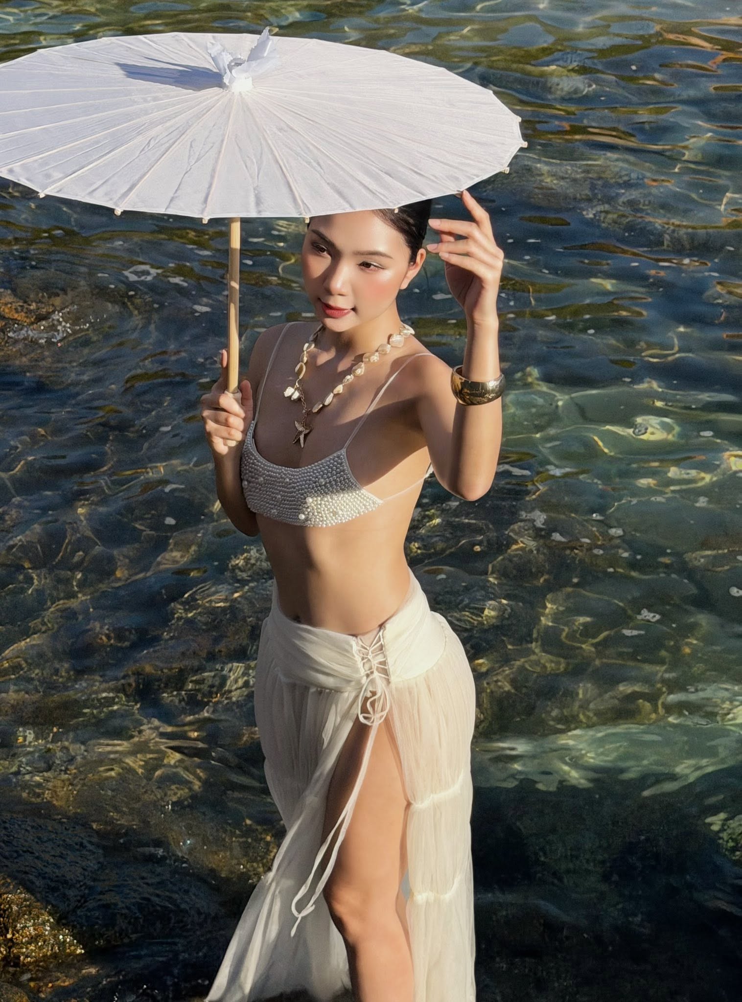 Vịnh Vĩnh Hy của Việt Nam đẹp như mơ, xuất hiện đầy ấn tượng qua bộ ảnh của cô nàng Á Khôi quyến rũ- Ảnh 2.