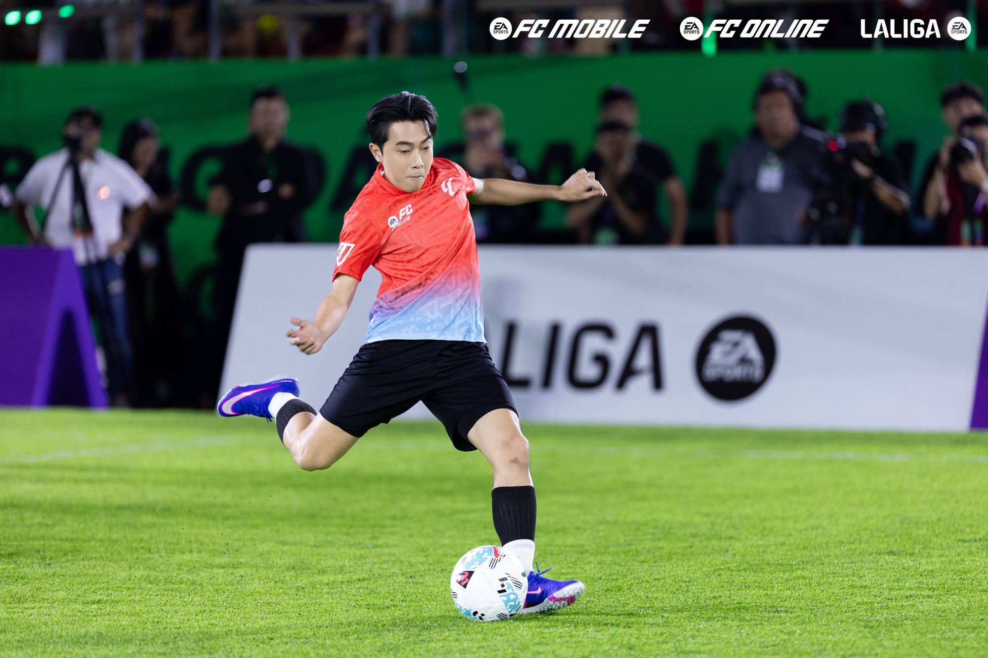 Garena mang đến "bữa tiệc mãn nhãn" cho cộng đồng yêu bóng đá với trận đấu Legend Match- Ảnh 15.