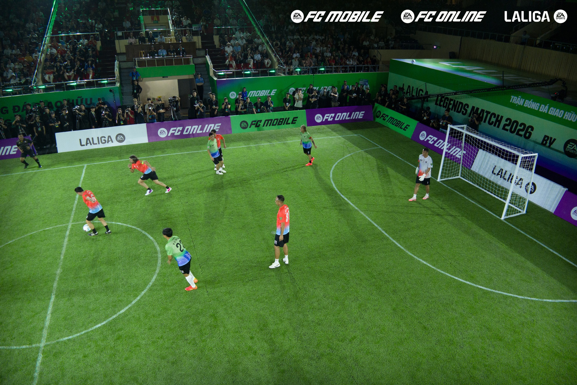 Garena mang đến "bữa tiệc mãn nhãn" cho cộng đồng yêu bóng đá với trận đấu Legend Match- Ảnh 18.
