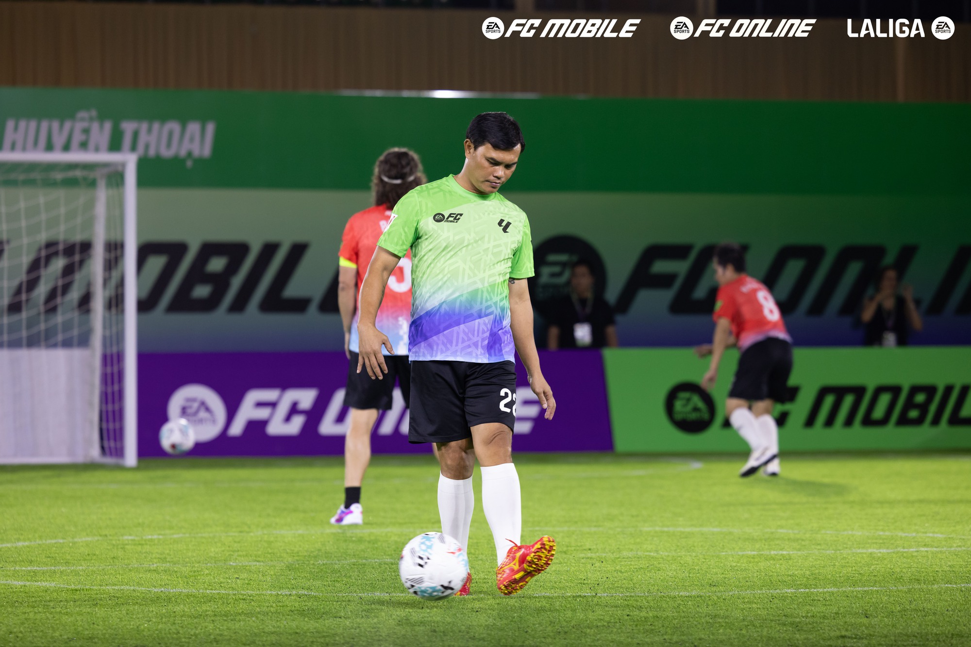 Garena mang đến "bữa tiệc mãn nhãn" cho cộng đồng yêu bóng đá với trận đấu Legend Match- Ảnh 4.