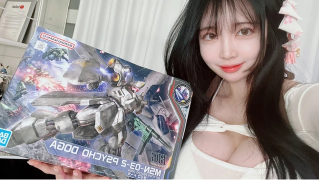 Nổi lên nhờ clip lắp Gundam theo phong cách quyến rũ, nữ YouTuber bất ngờ đổi hướng, chuyển luôn sang làm hot girl gợi cảm- Ảnh 1.