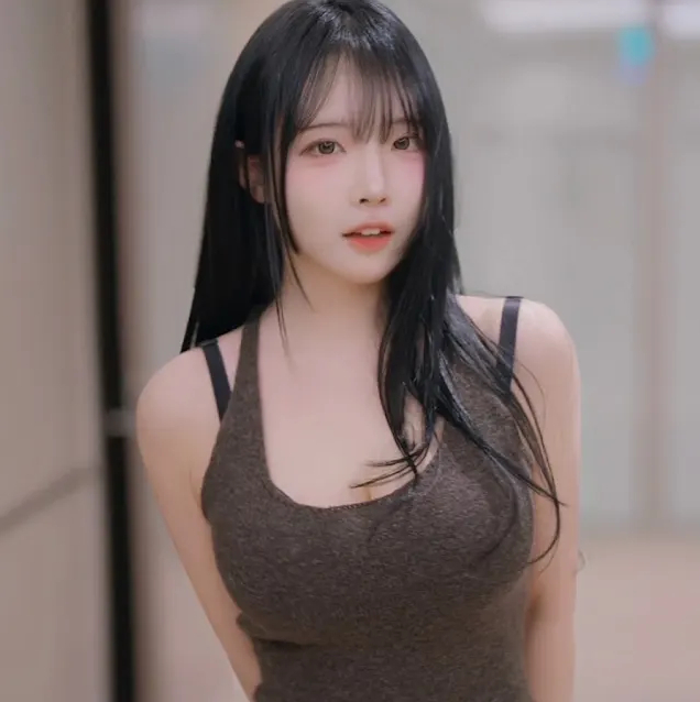 Nổi lên nhờ clip lắp Gundam theo phong cách quyến rũ, nữ YouTuber bất ngờ đổi hướng, chuyển luôn sang làm hot girl gợi cảm- Ảnh 3.