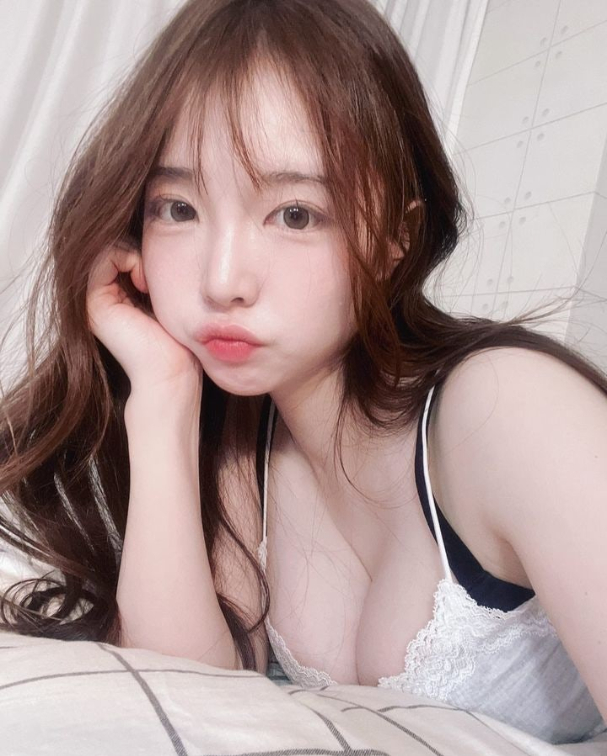 Nổi lên nhờ clip lắp Gundam theo phong cách quyến rũ, nữ YouTuber bất ngờ đổi hướng, chuyển luôn sang làm hot girl gợi cảm- Ảnh 5.