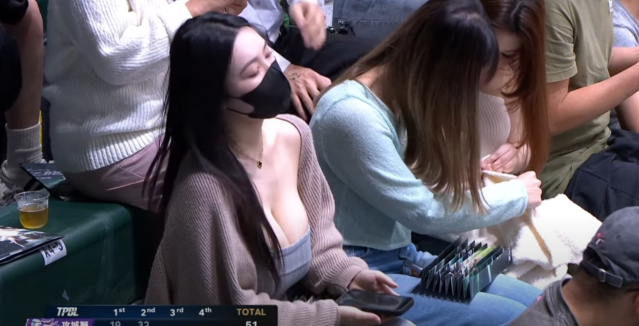 Đeo khẩu trang kín mít, cô nàng hot girl bất ngờ gây sốt khi đi xem bóng rổ, dân mạng nhanh chóng truy tìm danh tính- Ảnh 2.