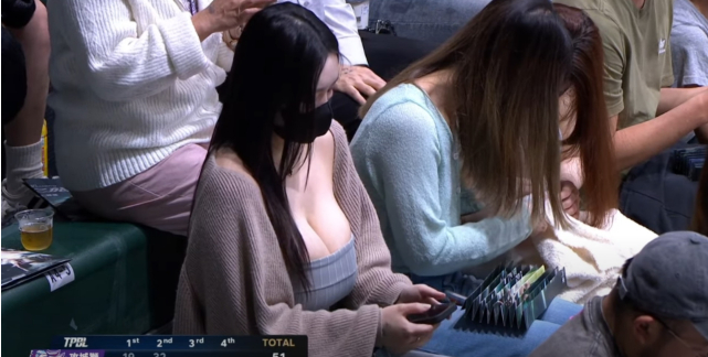 Đeo khẩu trang kín mít, cô nàng hot girl bất ngờ gây sốt khi đi xem bóng rổ, dân mạng nhanh chóng truy tìm danh tính- Ảnh 3.