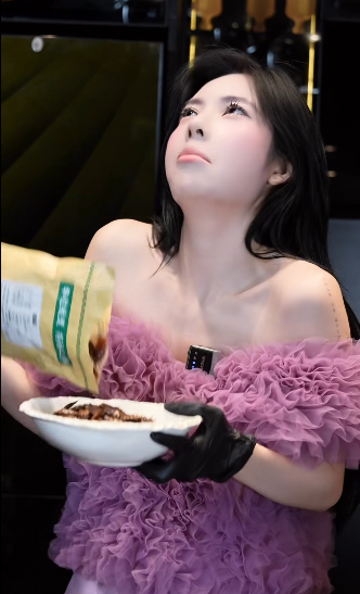 Mukbang gián sấy khô, hot girl gây "náo loạn" CĐM vì độ can đảm- Ảnh 6.