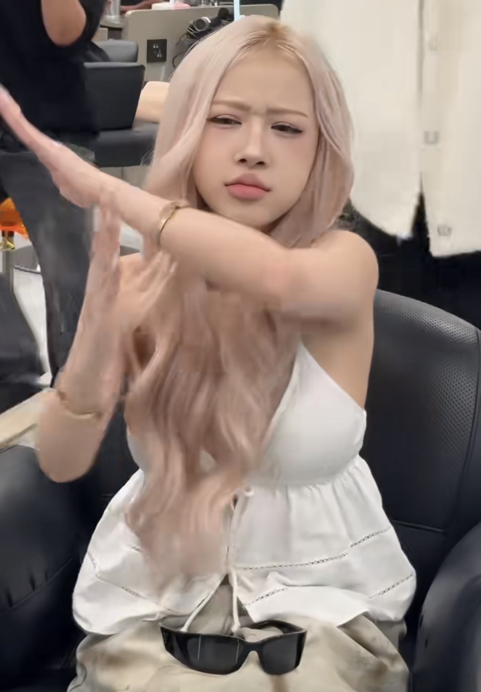 Thực hư nhan sắc nữ TikToker Việt  được ví như "bản sao" của Rosé (BlackPink), đến fan nước ngoài cũng phải "lú lẫn"- Ảnh 1.