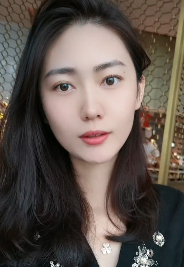 Mỹ nhân họ Tống tung video âm yếu, hôn hít chủ tịch đáng tuổi bố trong thang máy gây bão MXH sáng nay- Ảnh 2.