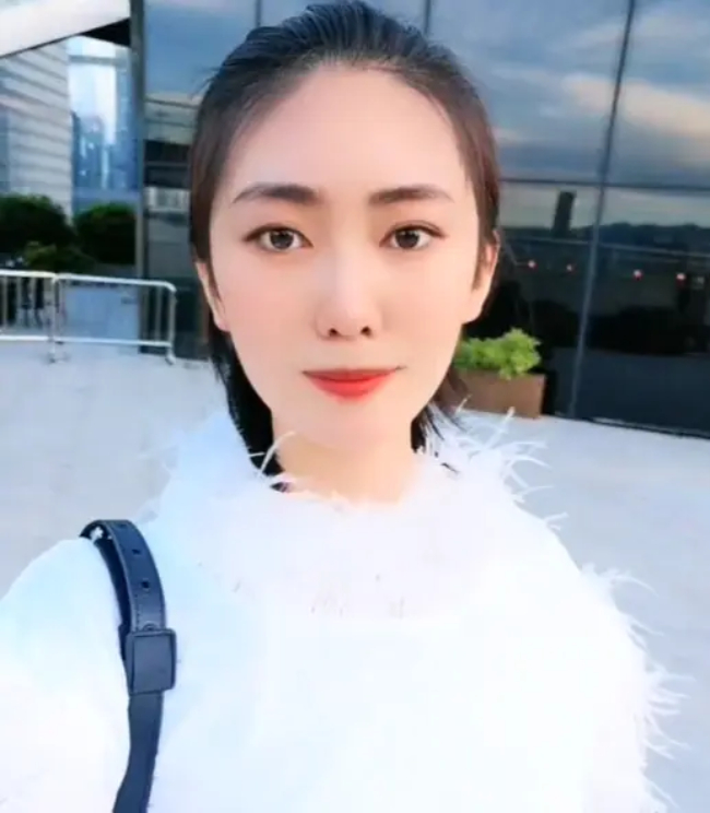 Mỹ nhân họ Tống tung video âm yếu, hôn hít chủ tịch đáng tuổi bố trong thang máy gây bão MXH sáng nay- Ảnh 3.