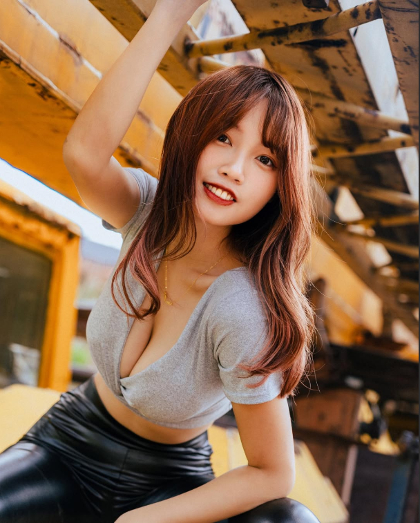 Mặc trang phục gợi cảm xuống đồng làm ruộng, hot girl mạng nhận chỉ trích nặng nề, vẫn được CĐM quan tâm đặc biệt- Ảnh 4.