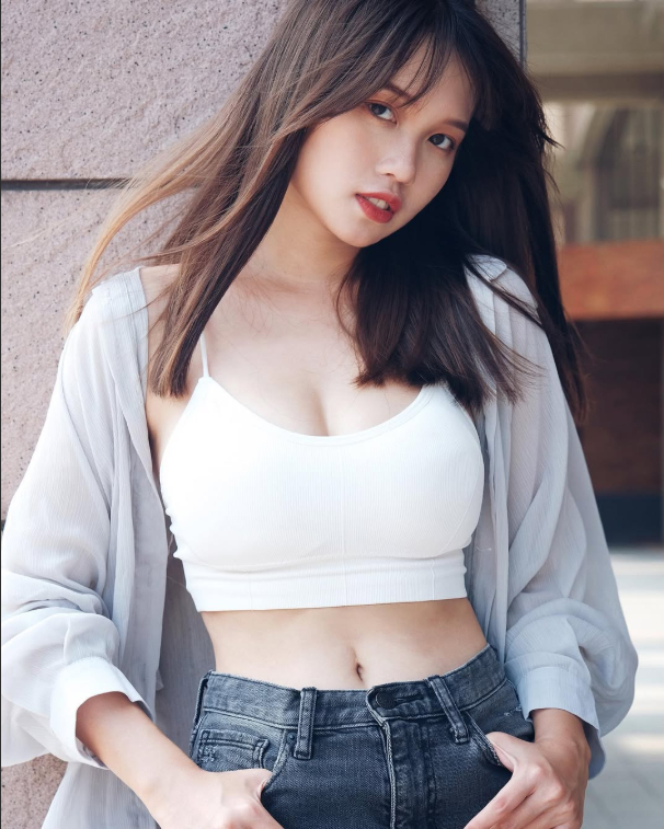 Mặc trang phục gợi cảm xuống đồng làm ruộng, hot girl mạng nhận chỉ trích nặng nề, vẫn được CĐM quan tâm đặc biệt- Ảnh 6.