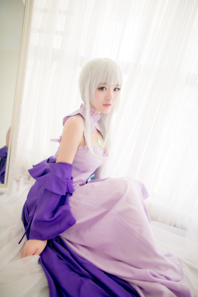 Cosplay người đẹp tóc trắng cực dịu dàng, quyến rũ trong Re:Zero