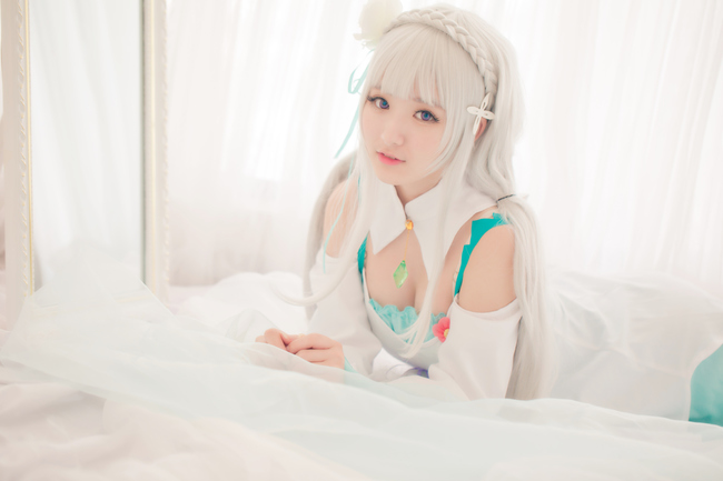 Cosplay người đẹp tóc trắng cực dịu dàng, quyến rũ trong Re:Zero