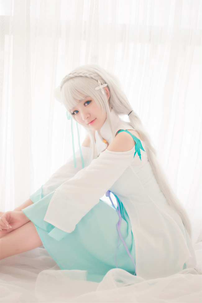 Cosplay người đẹp tóc trắng cực dịu dàng, quyến rũ trong Re:Zero