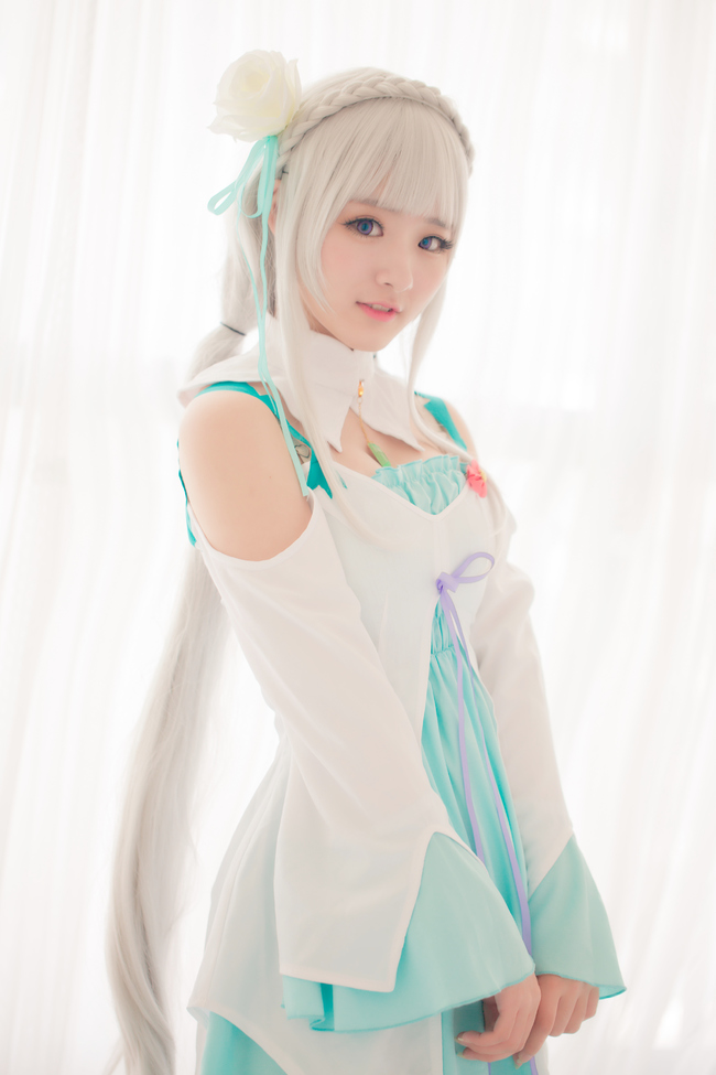 Cosplay người đẹp tóc trắng cực dịu dàng, quyến rũ trong Re:Zero