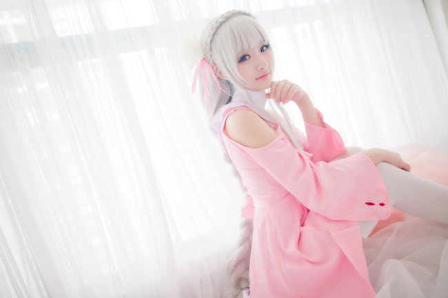 Cosplay người đẹp tóc trắng cực dịu dàng, quyến rũ trong Re:Zero