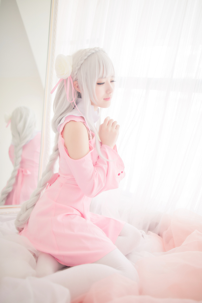 Cosplay người đẹp tóc trắng cực dịu dàng, quyến rũ trong Re:Zero