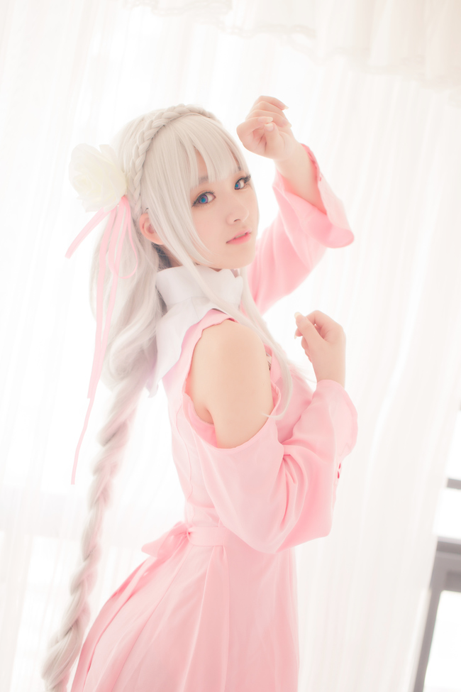 Cosplay người đẹp tóc trắng cực dịu dàng, quyến rũ trong Re:Zero