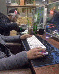 Trong ảnh, một nam game thủ mang cả chảo tới quán Net nấu mỳ, vừa ăn vừa uống bia