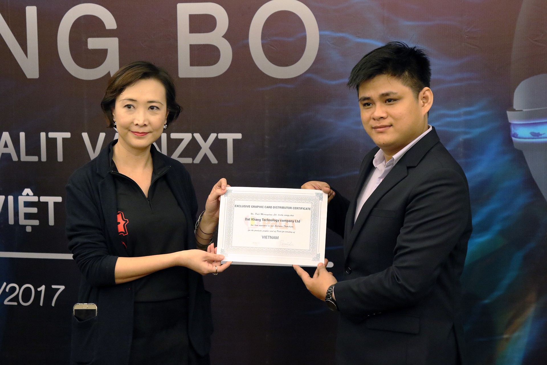  Bà Mina Lee – Giám đốc Bán hàng Palit (Khu vực châu Á – Thái Bình Dương) trao giấy chứng nhận NPP Độc quyền tại thị trường Việt Nam cho ông Long Nguyễn Quốc Hùng 