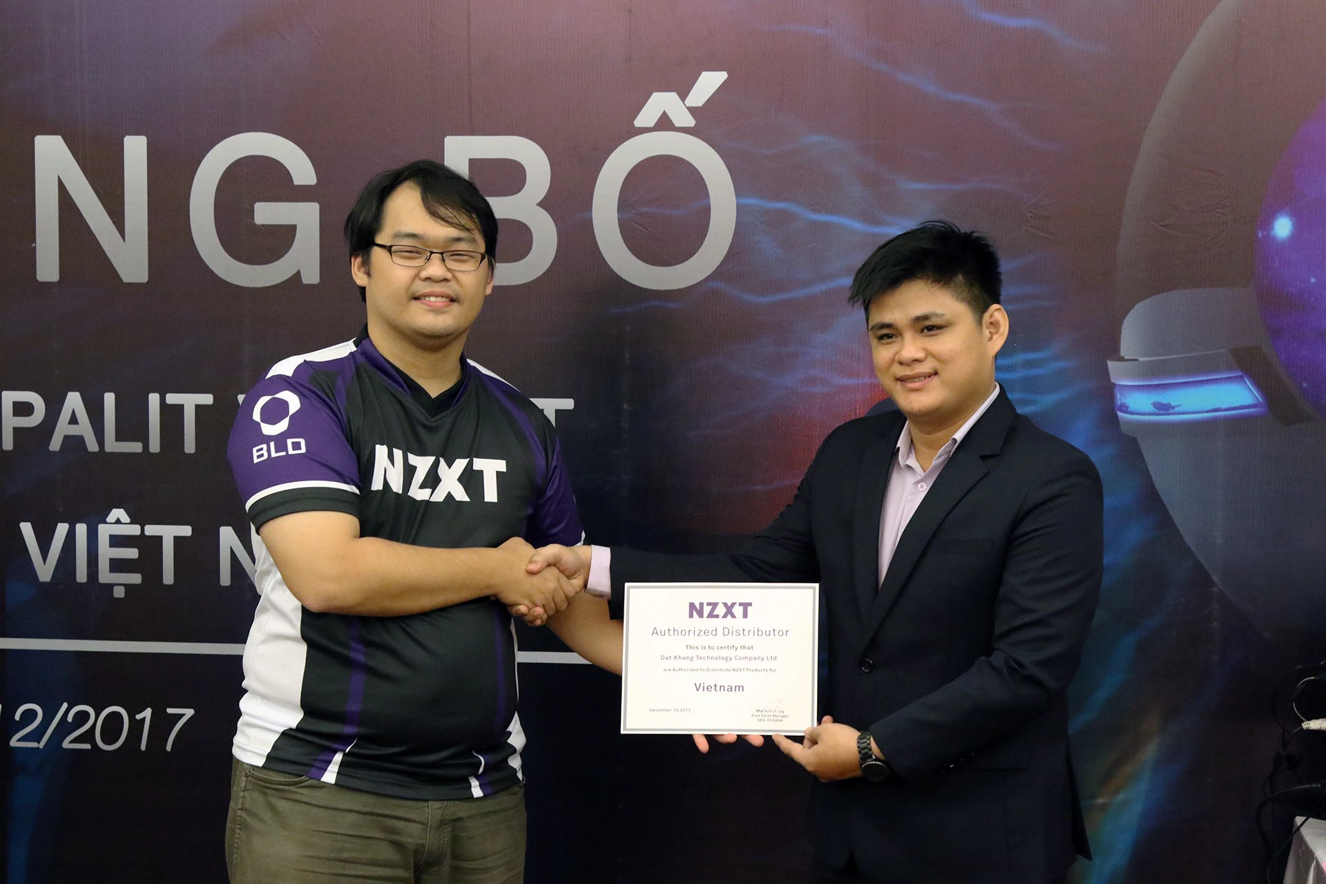  Ông Marvin Uy – Giám đốc Bán hàng (khu vực Đông Nam Á) trao giấy chứng nhận NPP Độc quyền tại thị trường Việt Nam cho ông Long Nguyễn Quốc Hùng 